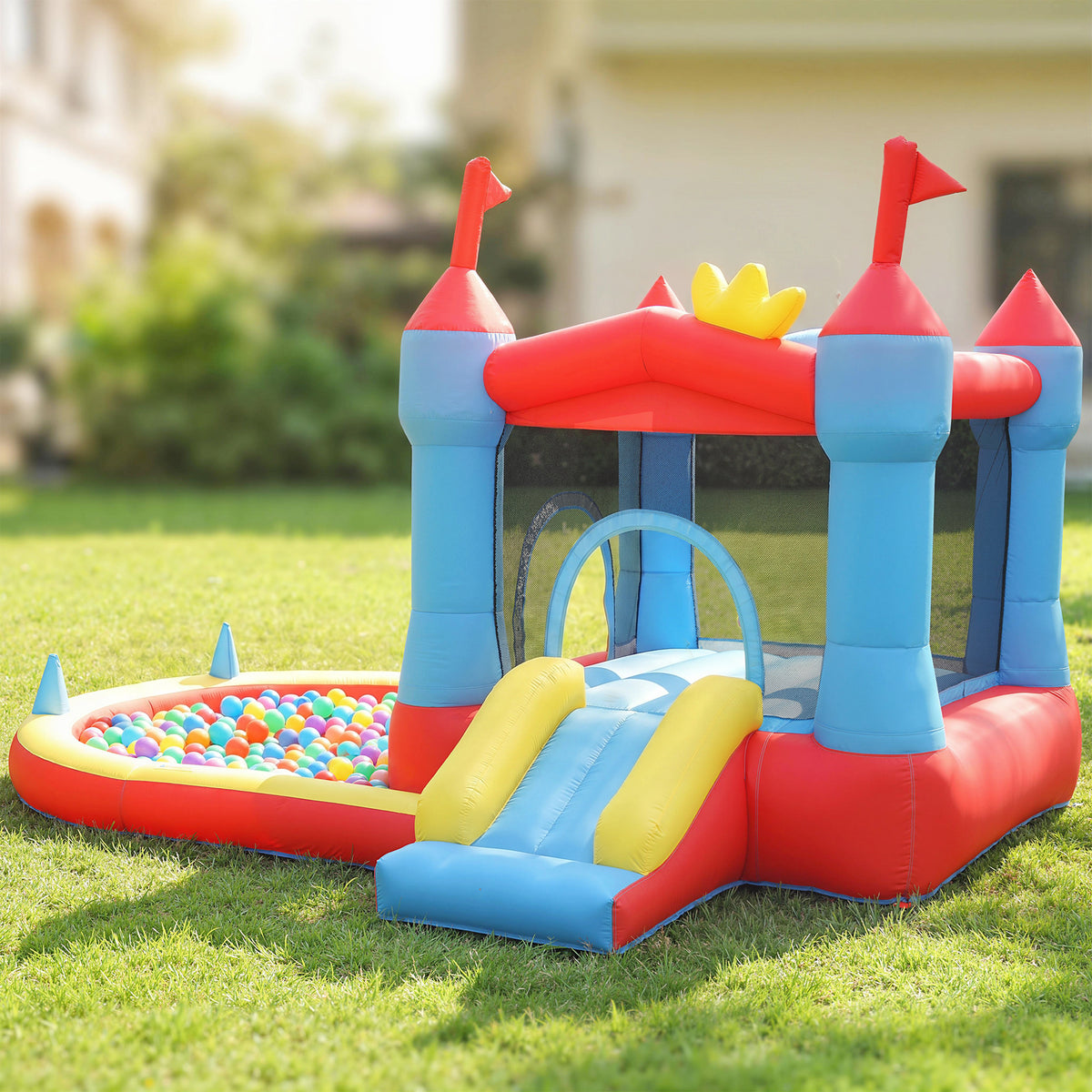 Château Gonflable avec Souffleur, Toboggans, Trampoline et Piscine à Balles - Multicolore | Magi Jouets